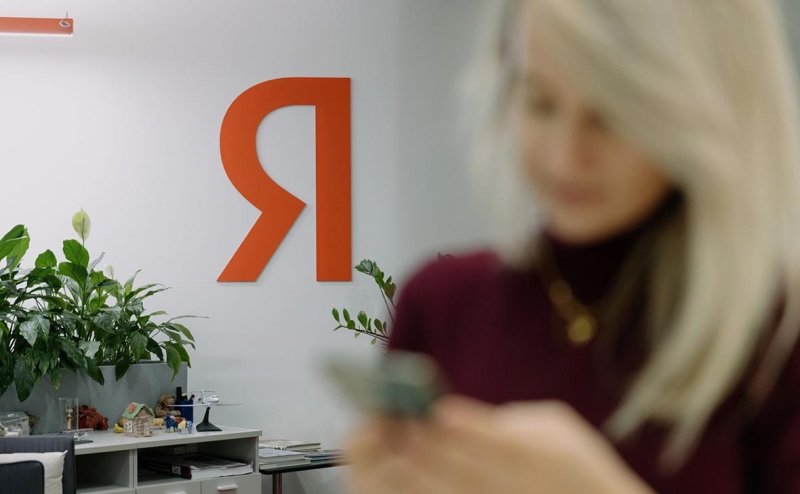«Яндекс» обсудит с вендорами расширение функций «Алисы» на смартфонах