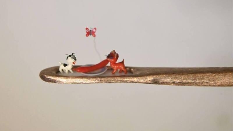 Новосибирский мастер поместил в игольное ушко котенка по имени Гав