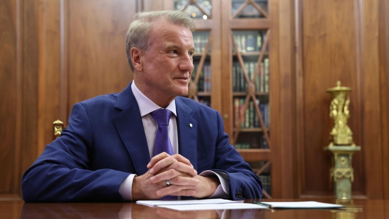 Греф рассказал Путину, как удобно платить телефоном