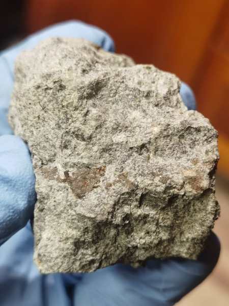 Обломок зеленого метеорита, который видели над Москвой. Видео