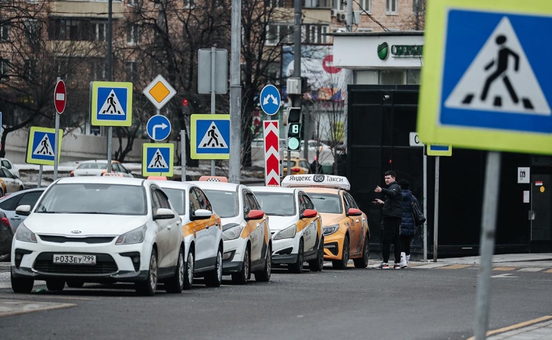 Контроль за работой самозанятых таксистов предложили передать