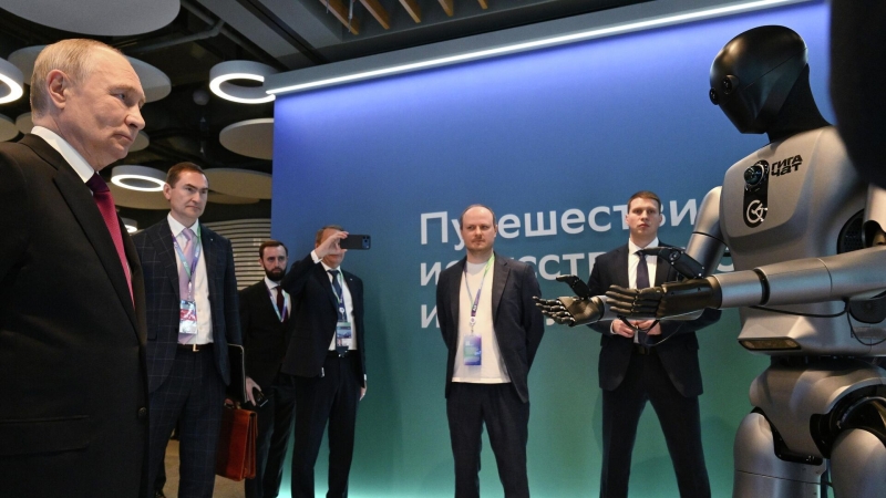 Разработчик рассказал, что доволен ИИ-роботом, который станцевал для Путина