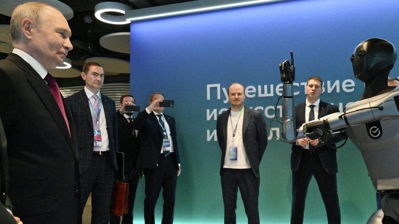 Маск опубликовал видео с роботами в роли медиков и игроков в покер