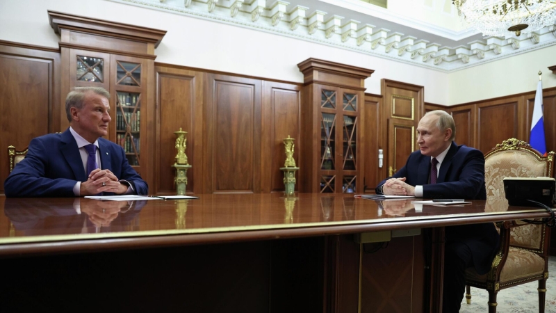 Греф рассказал Путину, как удобно платить телефоном