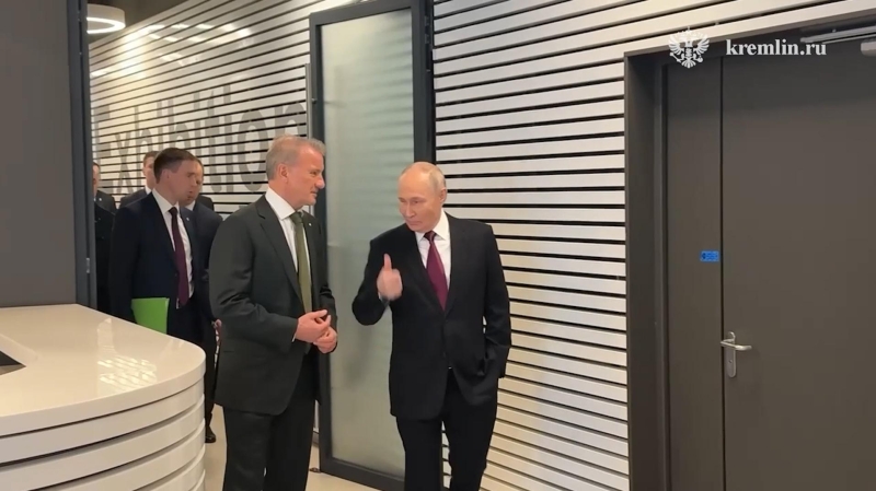 Путину показали робота на конференции «Сбера» по ИИ