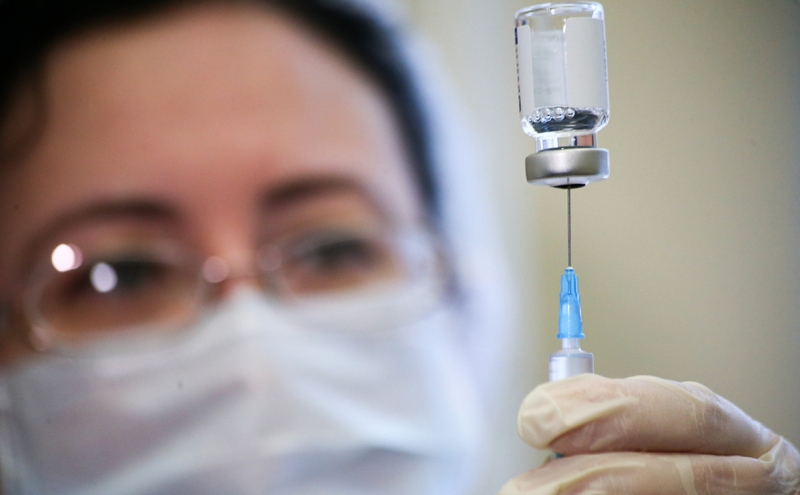 Ученые узнали о способности прививки от COVID продлевать жизнь при