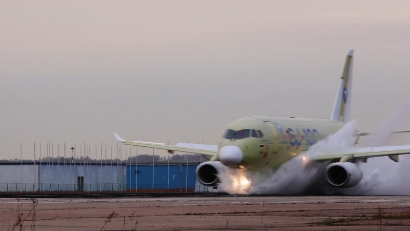 Импортозамещенный SJ-100 испытали в бассейне с водой. Видео