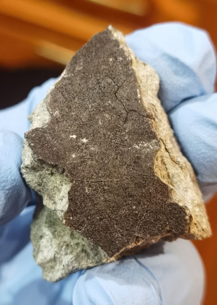 Обломок зеленого метеорита, который видели над Москвой. Видео