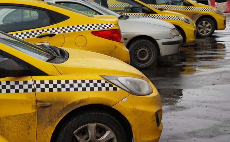 Контроль за работой самозанятых таксистов предложили передать