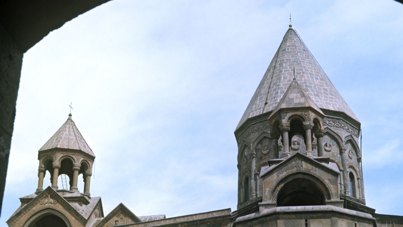 Армянские священники осудили вмешательство властей в дела церкви