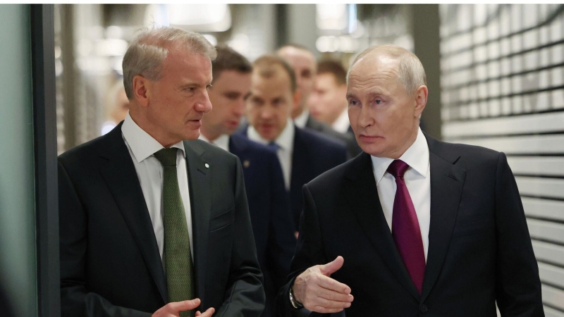 Греф протестировал работу помощника GigaChat в присутствии журналистов