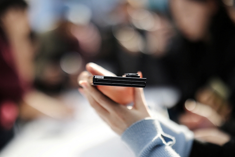 Samsung представила складывающийся втрое смартфон