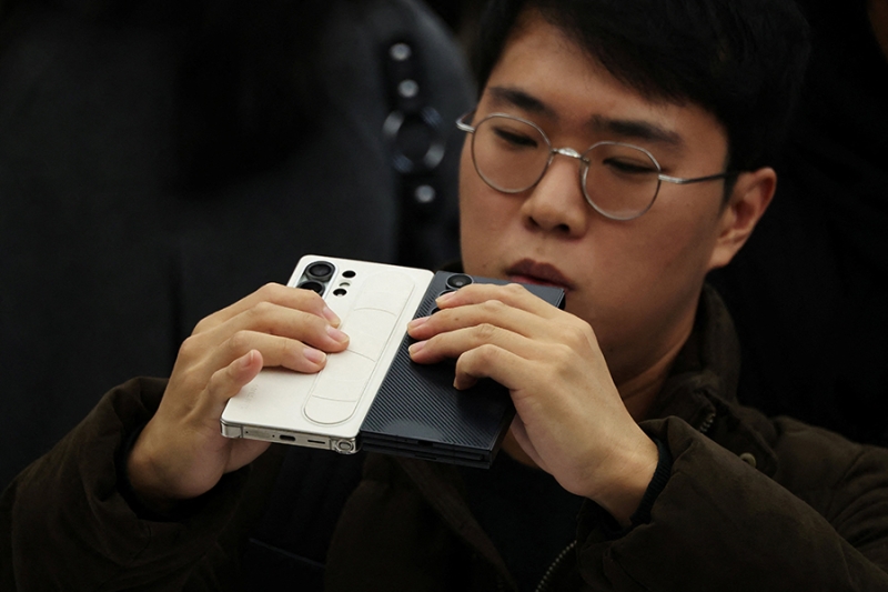 Samsung представила складывающийся втрое смартфон