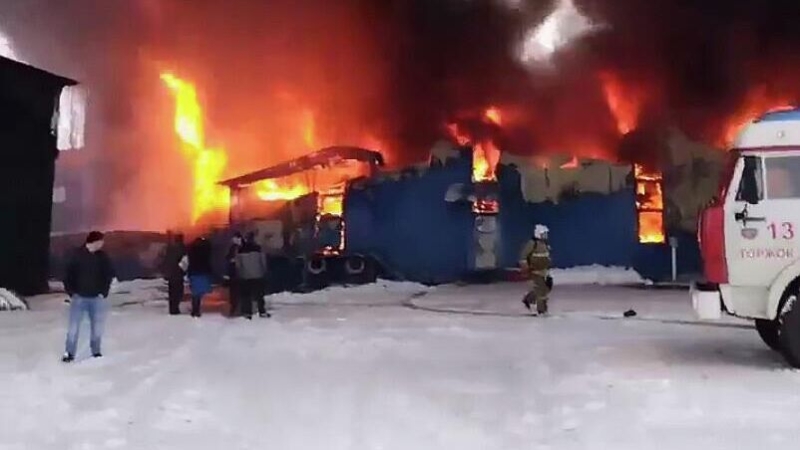 В Сочи из ТЦ эвакуировали более трехсот человек из-за пожара в автосервисе