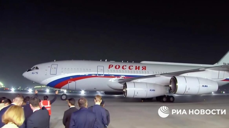 Путин поприветствовал Сечина по прилете в Нью-Дели