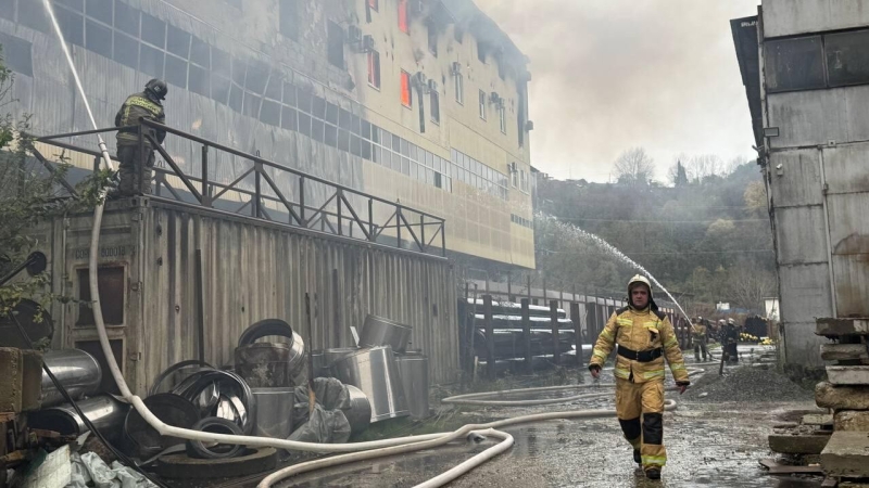 В Сочи из ТЦ эвакуировали более трехсот человек из-за пожара в автосервисе