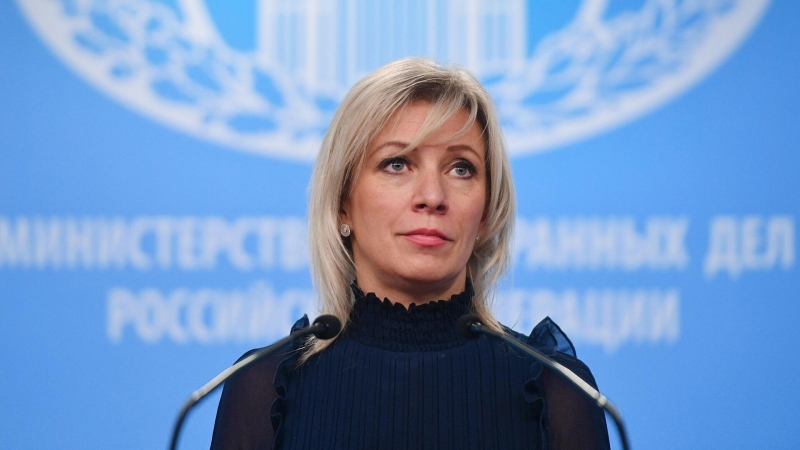 Захарова показала подарок Путина