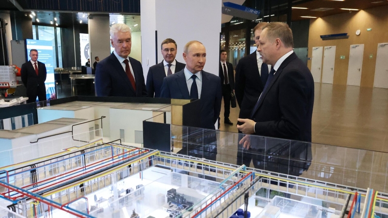 Путин заявил о планах создать в России индустрию космических сервисов связи