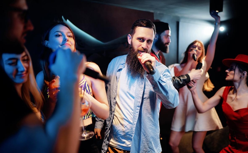 Популярность караоке-баров в крупных городах снизилась из-за зумеров