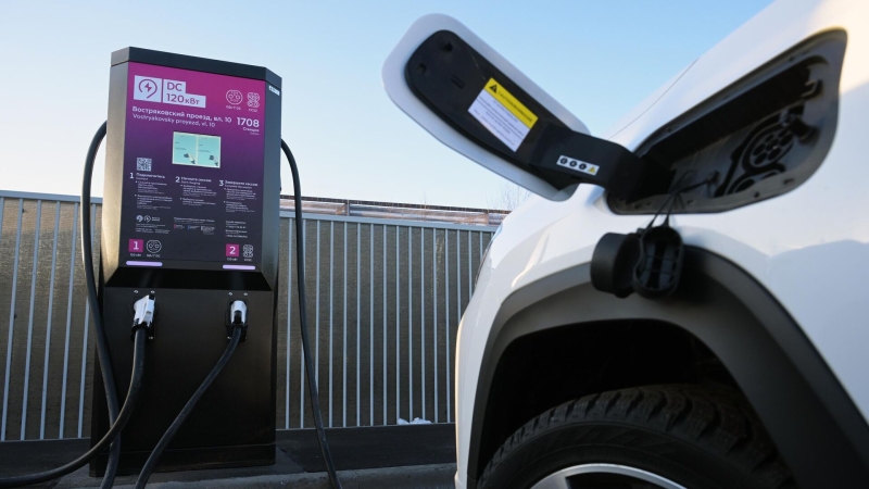 Правительство направит еще 5,5 млрд рублей на новые зарядные станции