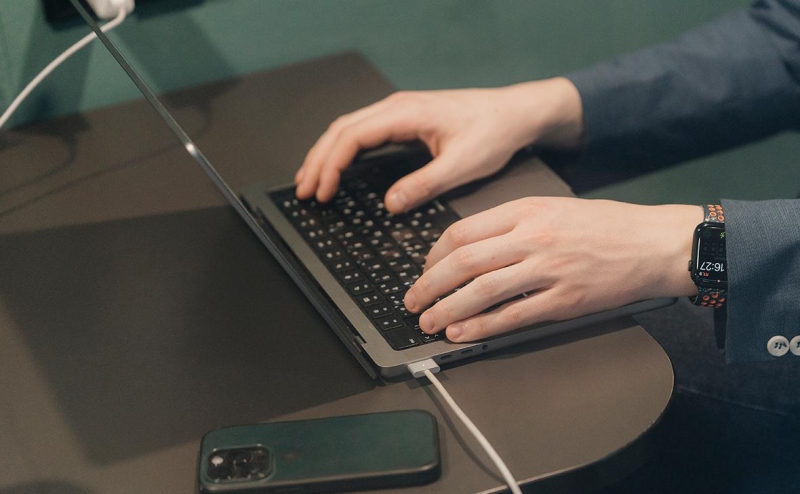 Google вернулся к оффлайн-собеседованиям из-за мошенничества с ИИ